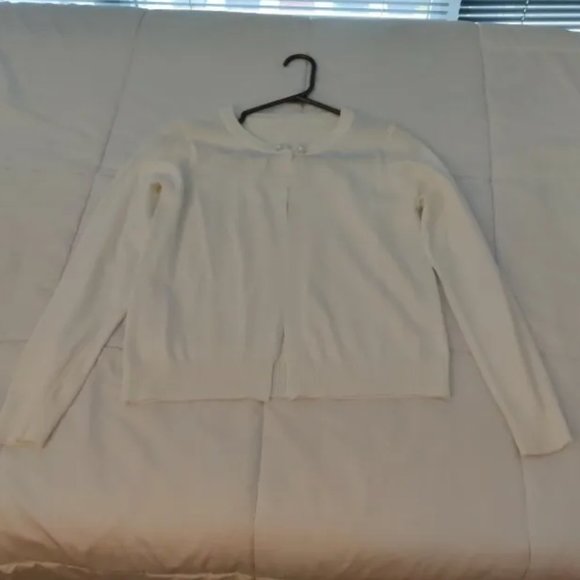 White Bolero with pearl button - Picture 2 of 2
